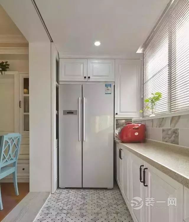 餐厅阳台设计,双开门冰箱嵌入阳台一边,墙边安装了一排橱柜,方便